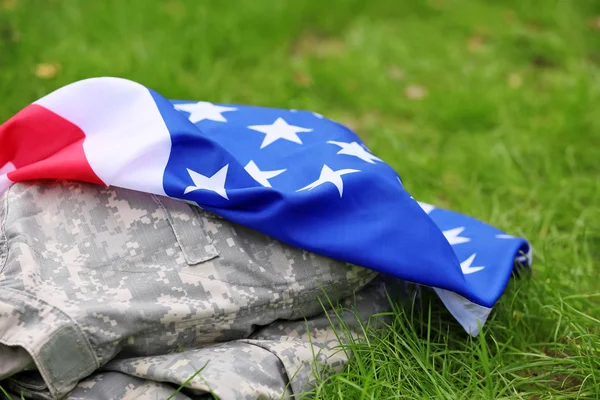 Military uniform and USA flag outdoors. Memorial Day celebration — Stock Photo, Image