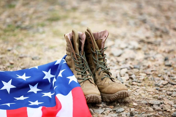 Vojenské boty a americká vlajka venku. Slavnost Memorial Day — Stock fotografie