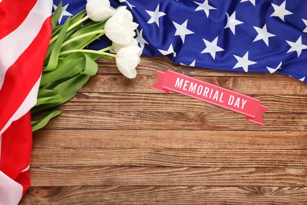 USA flag and flowers on wooden background. Memorial Day celebration — Stock Photo, Image