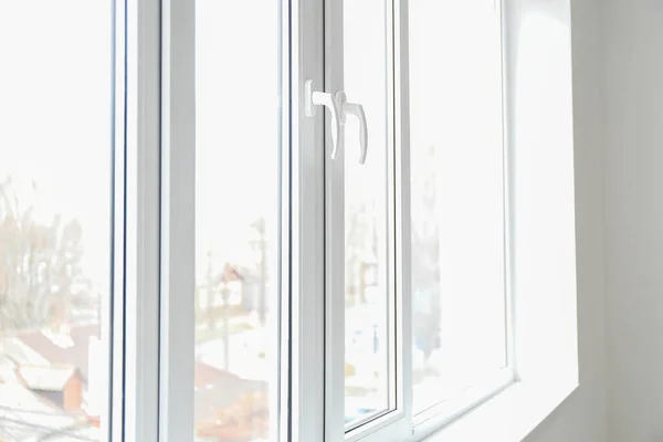 Nagy modern fém-műanyag ablak, szoba — Stock Fotó
