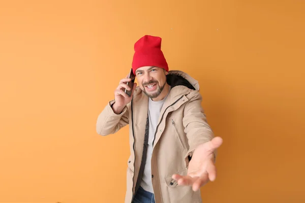 Uomo maturo che parla per telefono su sfondo di colore — Foto Stock