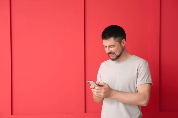 Hombre maduro con teléfono móvil sobre fondo de color — Foto de Stock