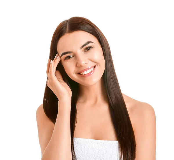 Vacker ung kvinna med frisk hud på vit bakgrund — Stockfoto
