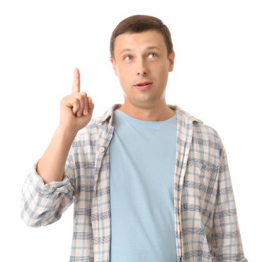 Beyaz arka planda işaret parmağı olan yakışıklı bir adamın portresi.