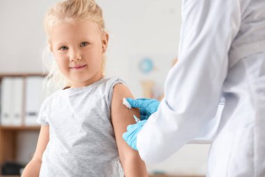 Doktor klinikte küçük kız aşısı