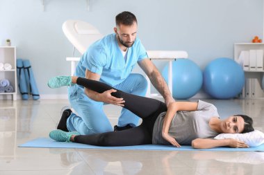 Rehabilitasyon merkezinde kadın hastalarla çalışan fizyoterapist.