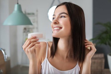 Banyoda balmumu striptiz yapan güzel bir kadın.