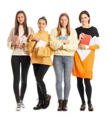 Beyaz arka plan üzerine kitapları olan genç kadınlar