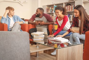 Kütüphanede sınava hazırlanan genç öğrenciler