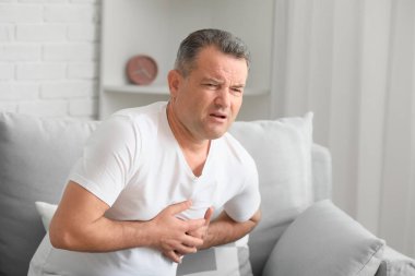 Olgun adam kalp krizi geçirerek evde acı