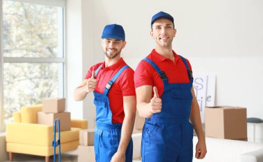 Taşınma gününde parmakla gösterilen yükleyiciler