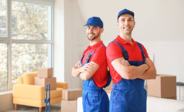 Taşınma gününde yükleyiciler dairede