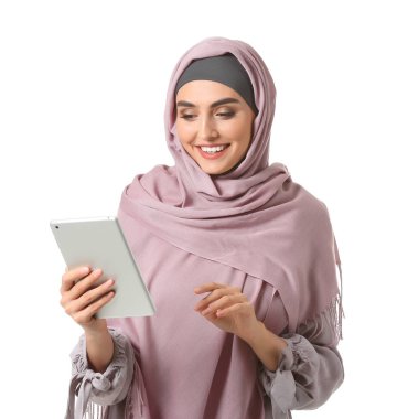 Beyaz arka planda tablet bilgisayarı olan güzel bir Arap kadın.