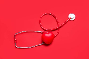 Modern steteskop ve arka planda kırmızı kalp