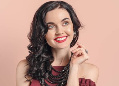 Güzel takı renk arka plan üzerinde olan kadın