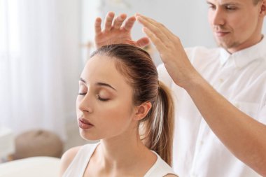 Reiki usta hastayla çalışıyor.