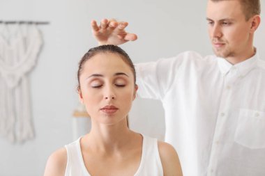 Reiki usta hastayla çalışıyor.