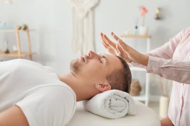 Reiki usta hastayla çalışıyor.