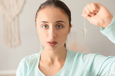 Biyolojik konum sarkacıyla Reiki ustasının portresi