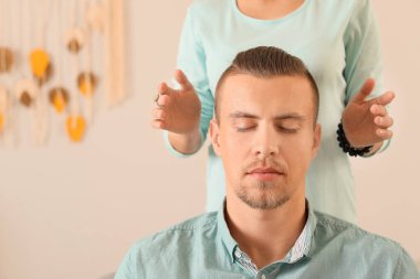 Reiki usta hastayla çalışıyor.