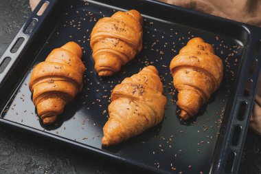 Tepsi pişirme üzerinde lezzetli ay çöreği
