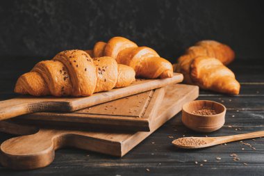 Masada taze kruvasanlar var.