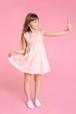 Renkli özçekim yapan tatlı küçük bir kız.