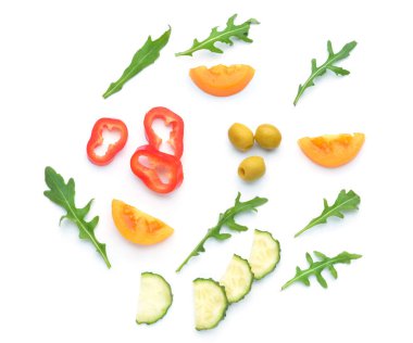 Beyaz arkaplanda lezzetli salata için malzemeler