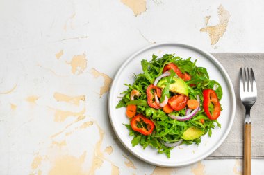 Hafif arka planda lezzetli salata ile Tabak