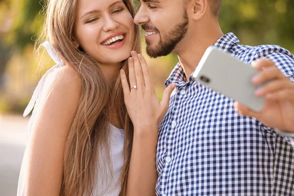 Mutlu nişanlı çift dışarıda selfie çekiyor. — Stok fotoğraf