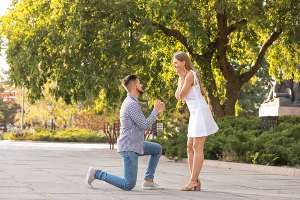 Jeune homme demandant en mariage à son bien-aimé à l'extérieur — Photo