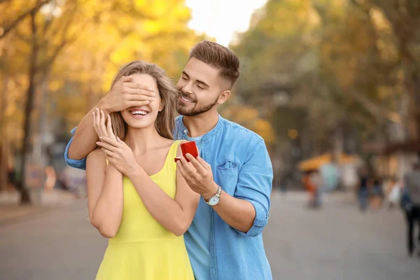 Genç adam dışarıda sevgilisine evlenme teklif ediyor. — Stok fotoğraf