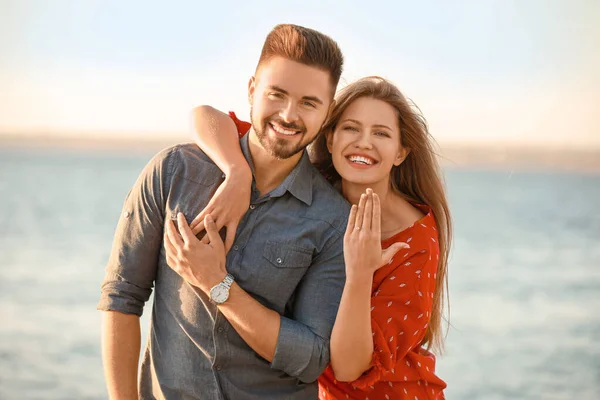 Feliz pareja comprometida cerca del río — Foto de Stock