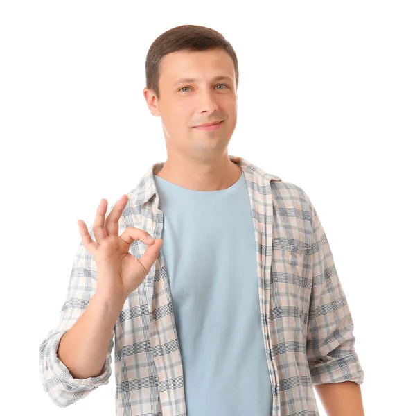 Portret przystojnego mężczyzny pokazujący Ok gest na białym tle — Zdjęcie stockowe