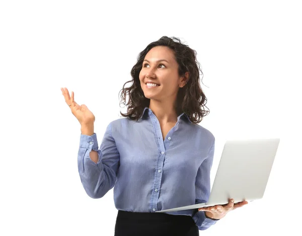 Bilgisayarlı bir iş kadını portresi beyaz arka planda bir şey gösteriyor — Stok fotoğraf