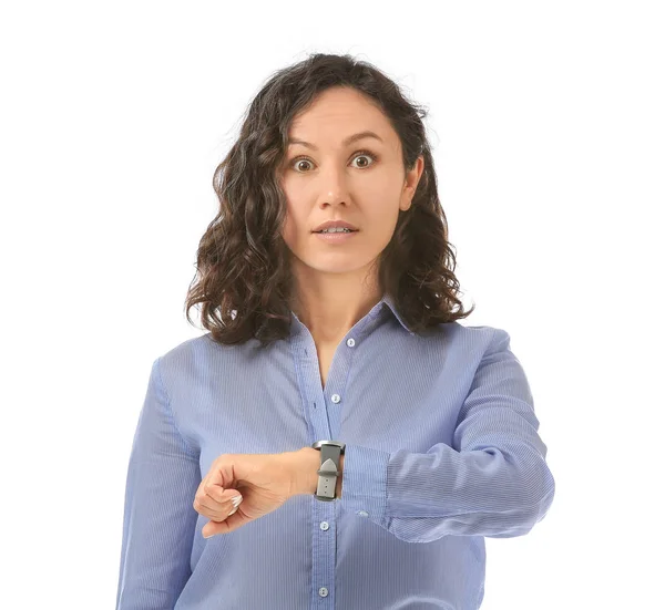 Portrét šokované podnikatelky s hodinkami na zápěstí na bílém pozadí — Stock fotografie