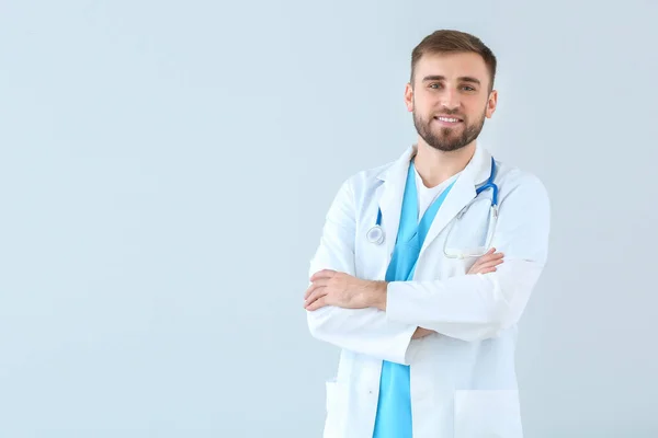 Retrato del médico varón sobre fondo claro —  Fotos de Stock