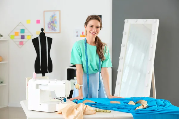 Hermosa diseñadora femenina en taller — Foto de Stock