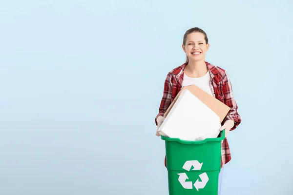 Mulher com recipiente para lixo no fundo de cor. Conceito de reciclagem — Fotografia de Stock