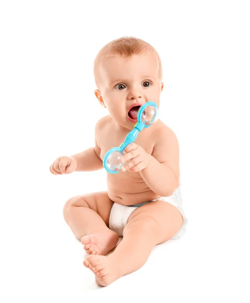 Retrato de bebê pequeno bonito com brinquedo no fundo branco — Fotografia de Stock