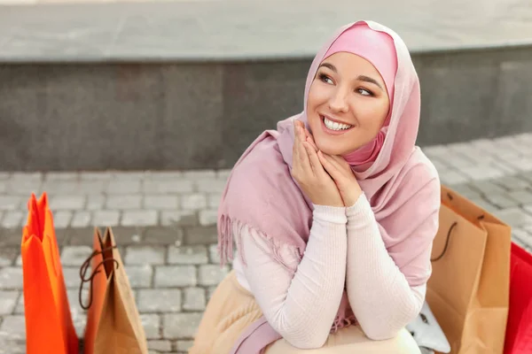 Gyönyörű muszlim nő bevásárló táskák szabadban — Stock Fotó