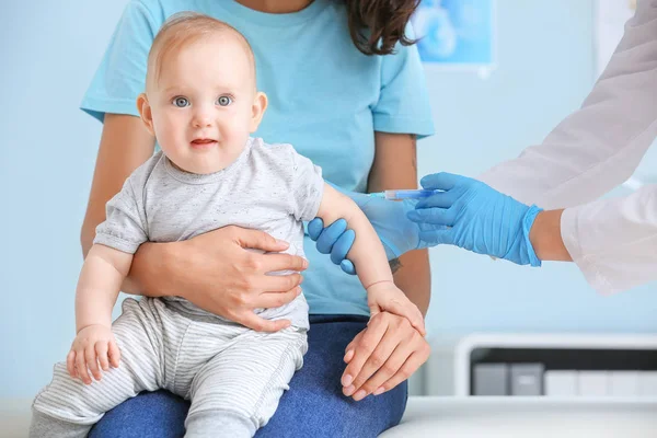 Pediatra vacunando a un bebé en la clínica — Foto de Stock