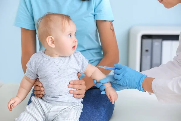 Pediatra szczepienie małe dziecko w klinice — Zdjęcie stockowe