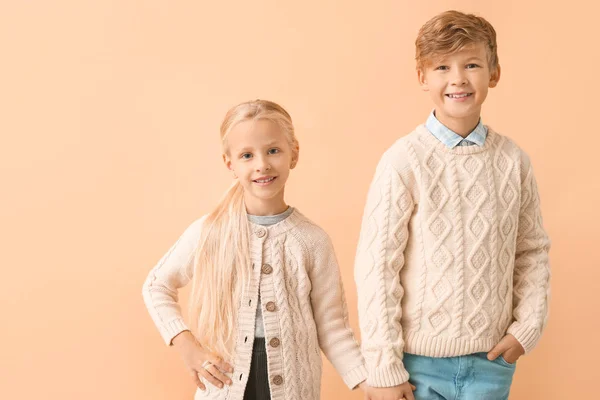 Carino i bambini in abiti autunnali su sfondo di colore — Foto Stock