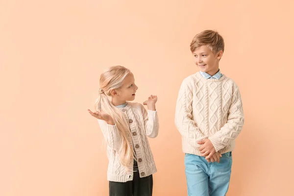 Aranyos kis gyerekek őszi ruhák színes háttér — Stock Fotó