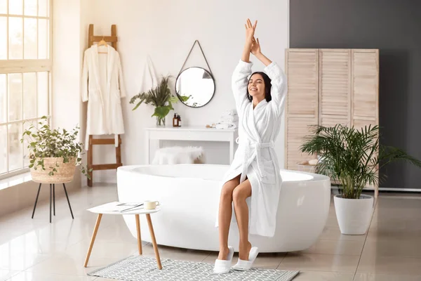 Hermosa joven que va a tomar un baño — Foto de Stock