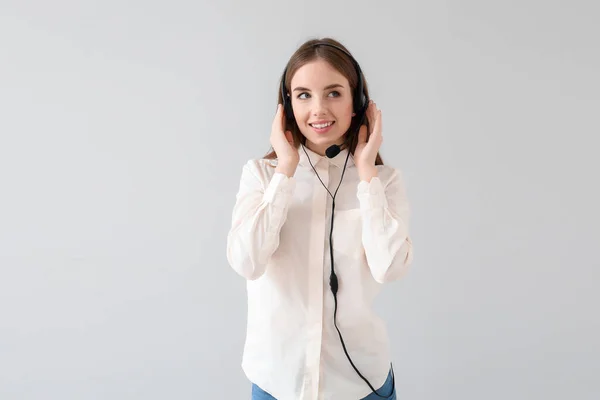 Agent de soutien technique féminin sur fond clair — Photo