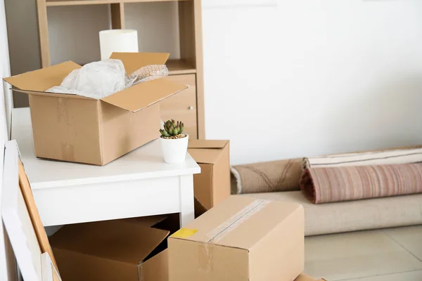 Kartons mit Habseligkeiten in neuer Wohnung am Umzugstag — Stockfoto