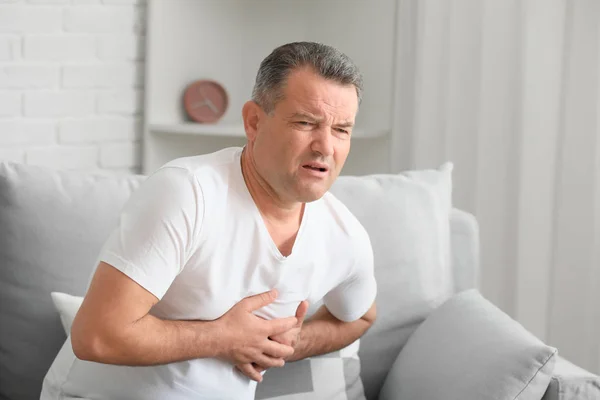 Zralý muž trpí srdeční infarkt doma — Stock fotografie
