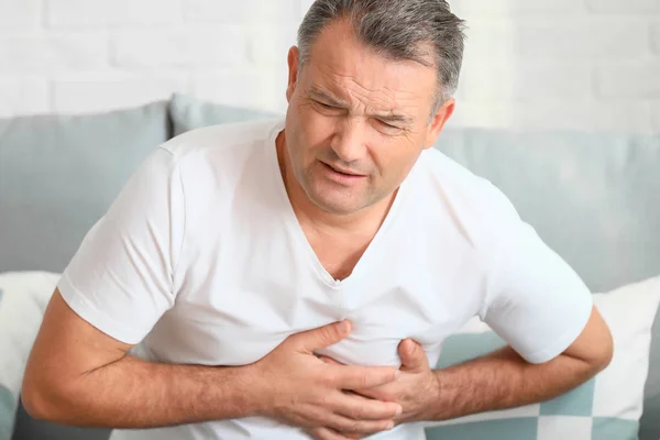 Älterer Mann erleidet zu Hause Herzinfarkt — Stockfoto